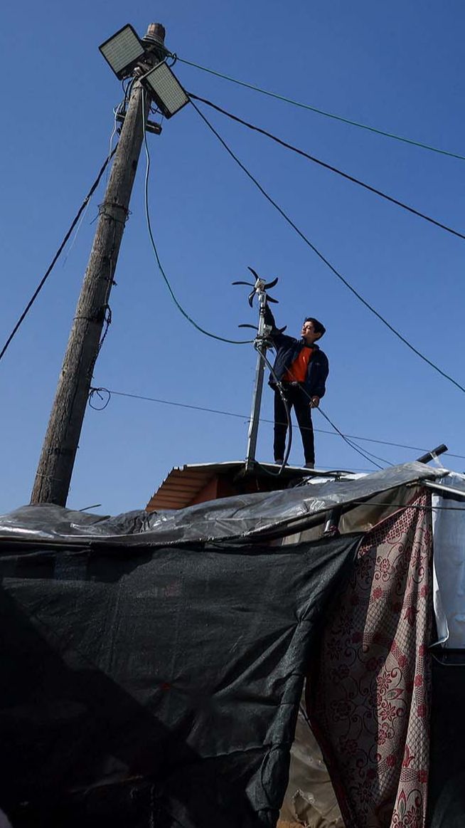 FOTO: Kisah Bocah Jenius yang Dijuluki 'Newton dari Gaza', Ciptakan Sumber Listrik untuk Tenda Pengungsian