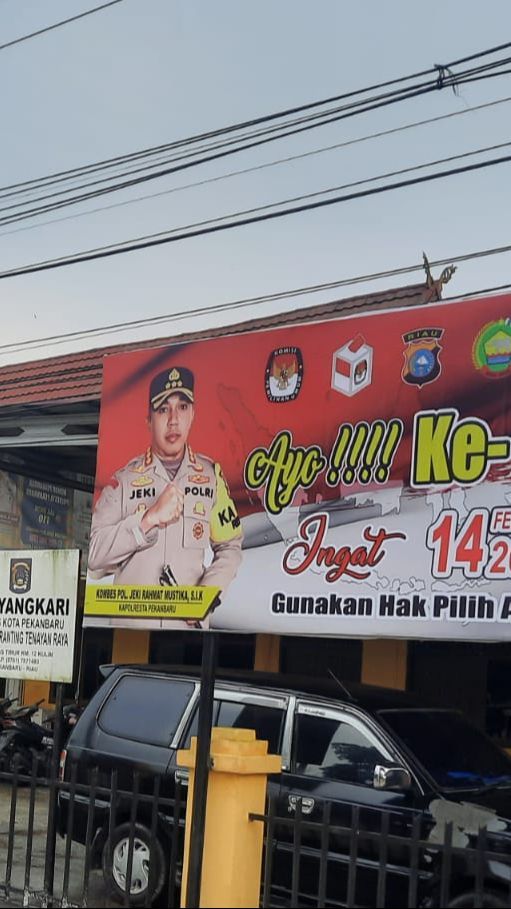 Polresta Pekanbaru Pasang Spanduk Imbauan Ayo Nyoblos di Pemilu 2024