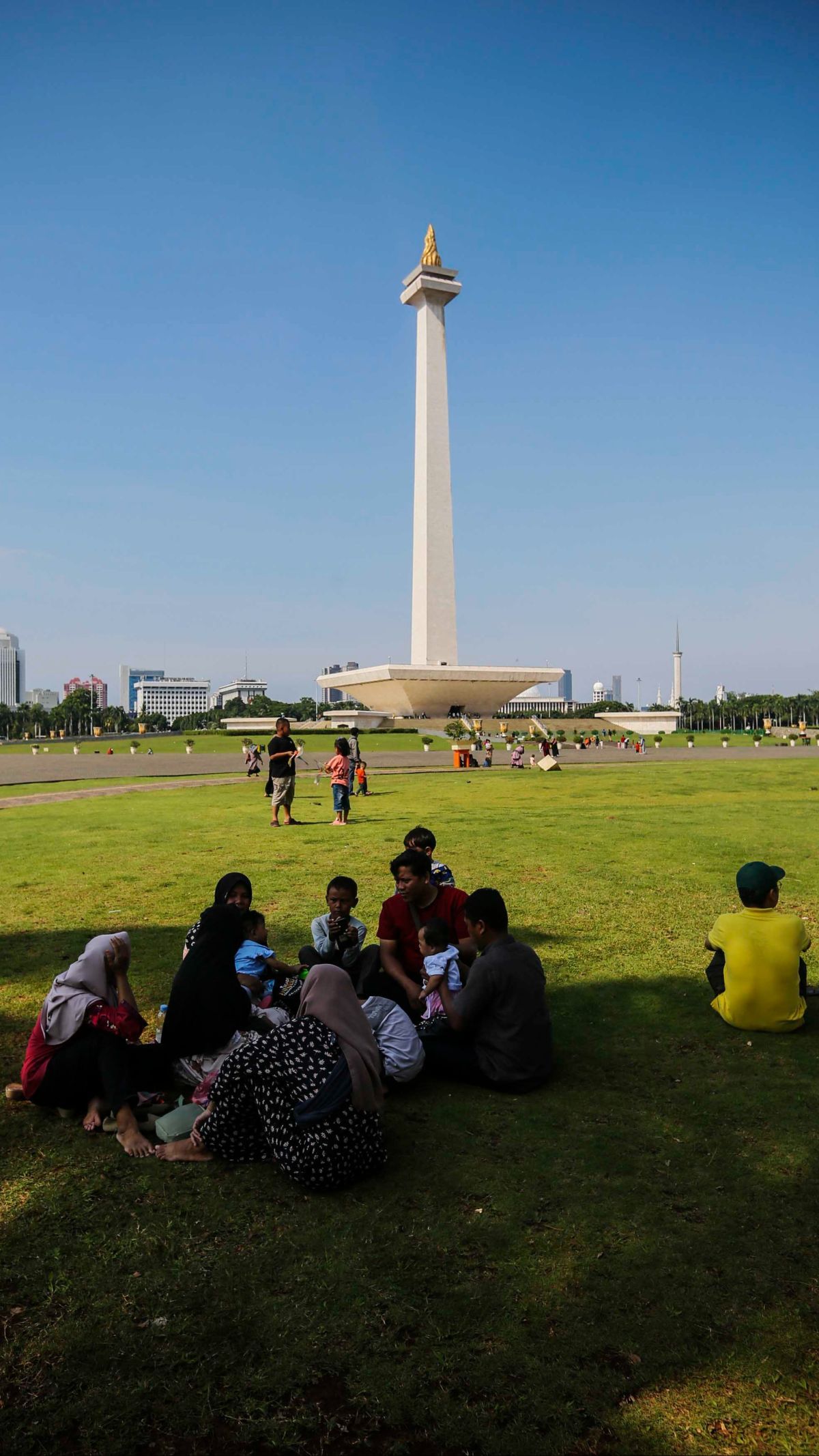 FOTO: Keseruan Warga Menikmati Libur Panjang Isra Mikraj dan Imlek 2024 di Monas