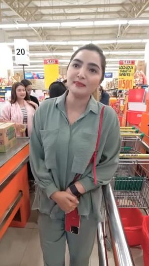 Potret Ashanty Ngeborong saat Belanja di Supermarket Untuk Nenek Viral 'A Kasihan A'