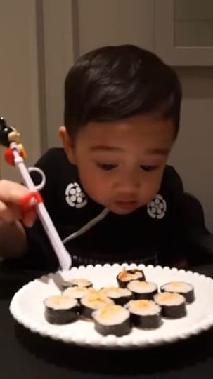 Lucunya Rayyanza Sibuk Bikin Sushi Untuk Gempi & Ameena, Akhirnya Malah Habis Dimakan Sendiri