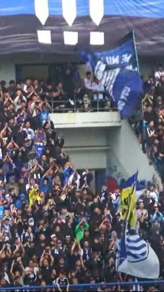 Tidak Lupa Beribadah, Babak Pertama Nonton Bola Persib VS Persis Solo, Bobotoh Laksanakan Salat Terlebih Dulu