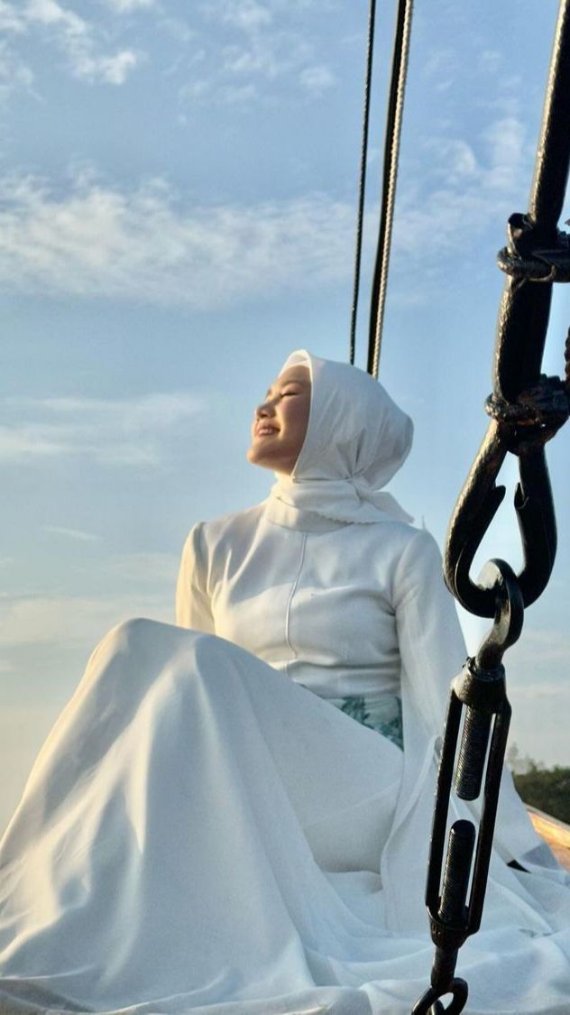 Auranya Adem Banget, 9 Foto Sridevi Pakai Hijab Dalam Video Klip Soundtrack 'MAGIC 5' Terbaru