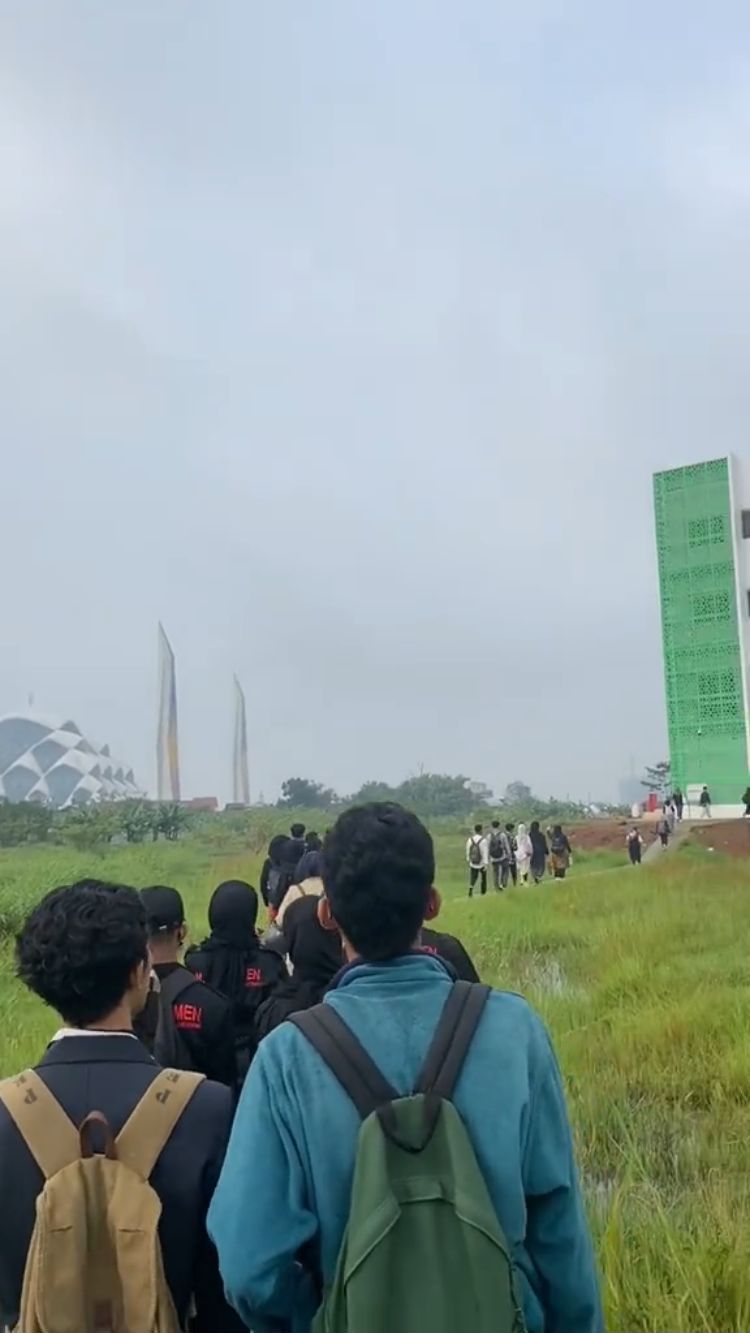 Viral Mahasiswa UIN Bandung Kuliah Rasa Study Tour, Lewat Pematang Sawah hingga View Masjid Al Jabbar