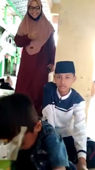 Momen Haru Santri Diberi Kejutan Sang Ibu, Didatangi Langsung Gercep Peluk & Cium Tangan