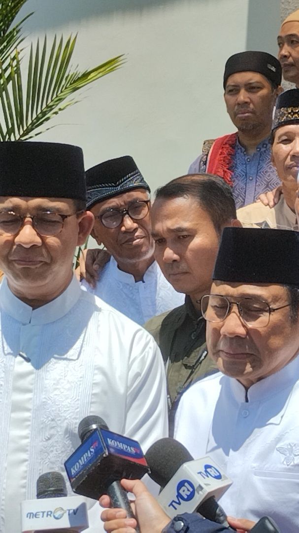 Salat Jumat Bareng di Masjid Dekat JIS, Anies-Muhaimin Kenang Bantuan Warga saat Kampanye Akbar