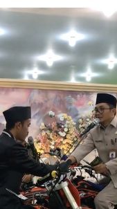 Viral Pengantin Ucap Ijab Kabul di Atas Motor Trail, Momen Sahnya Ditutup dengan Geberan Knalpot