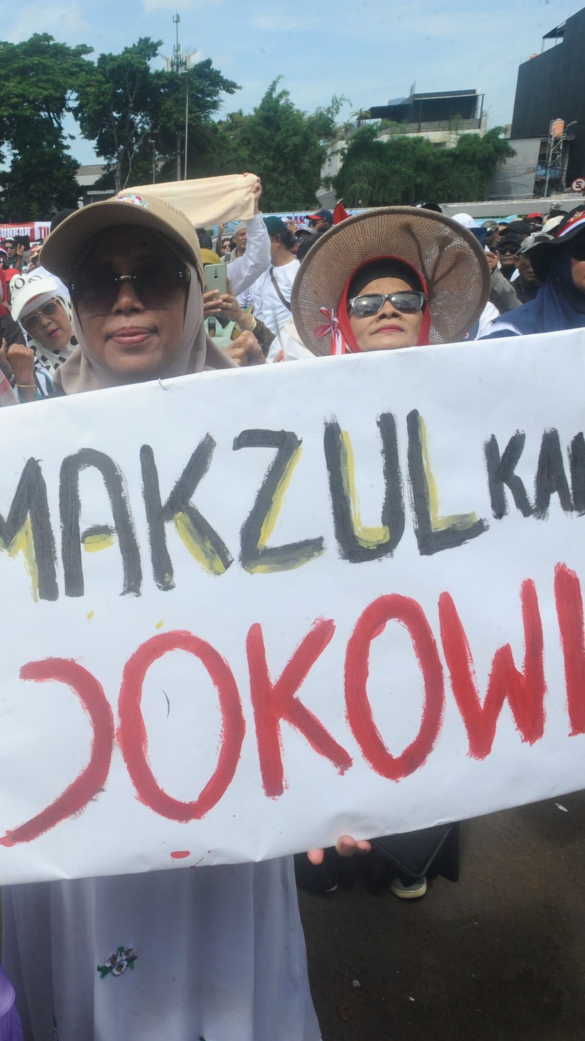 FOTO: Geruduk DPR, Massa Tolak Pemilu Curang Tuntut Jokowi Dimakzulkan