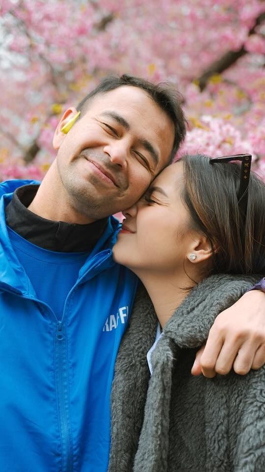 So Sweet! Potret Mesra Raffi Ahmad dan Nagita Slavina di Jepang, Netizen 'Bismillah 2024 Otw Adek Cipung'