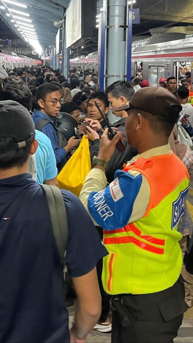 Penumpang Menumpuk di Stasiun Tanah Abang dan Palmerah Imbas Pohon Tumbang