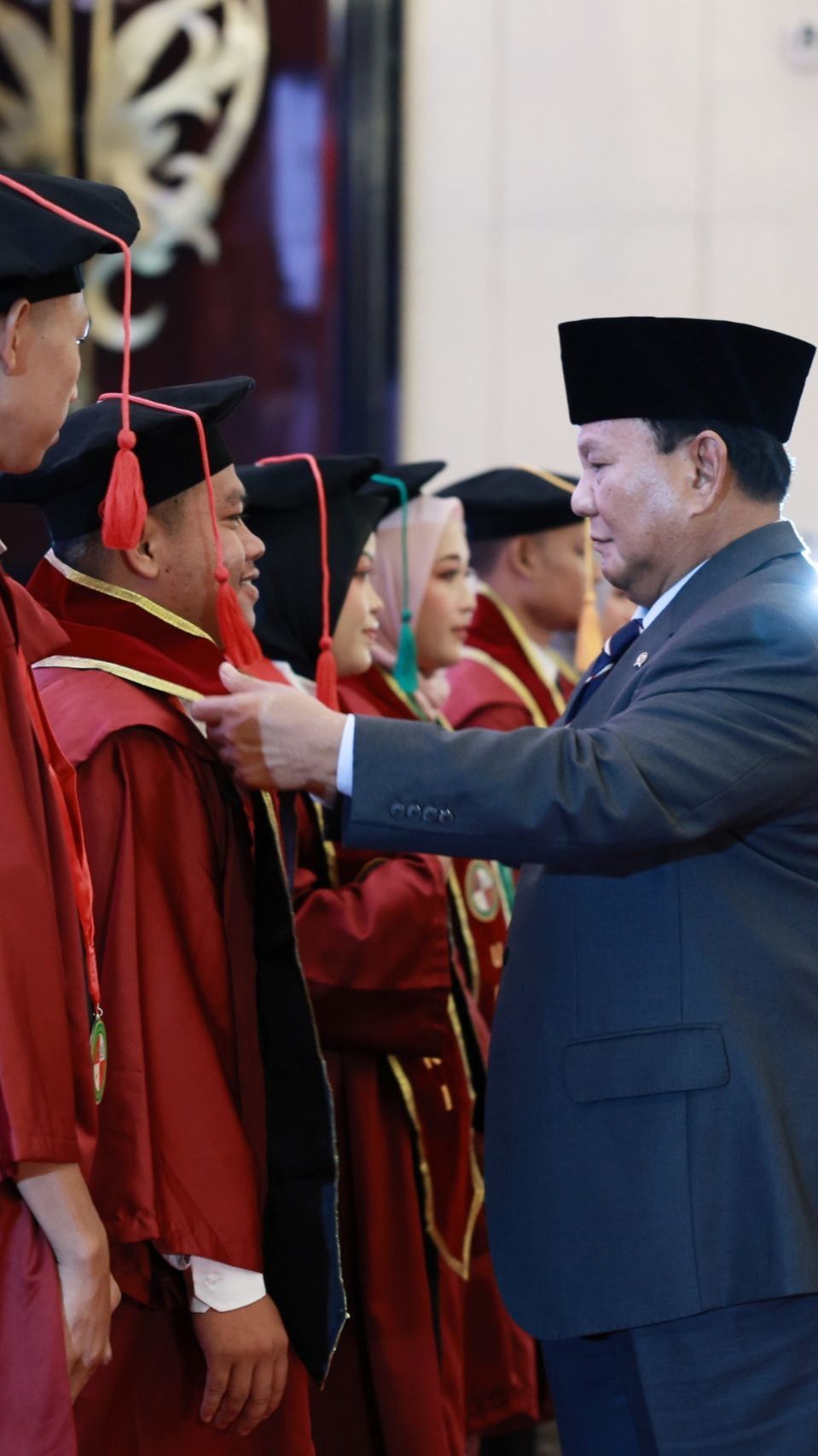 VIDEO: Prabowo Terharu Dengar Cerita Wisudawati Bisa Kuliah Gratis Buat Orangtua Bangga