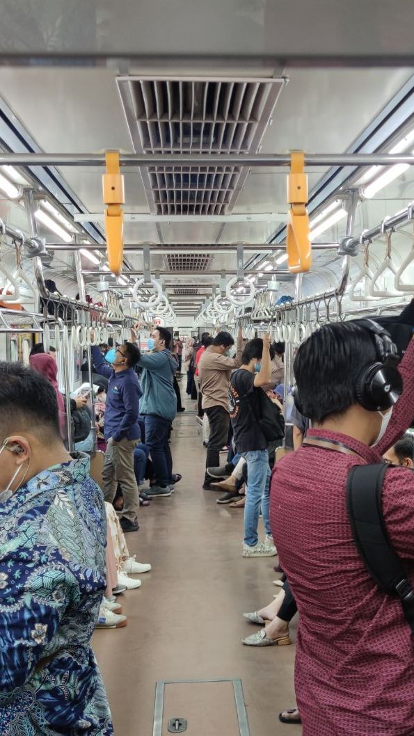 Ada Pohon Tumbang di Jalur KRL Pondok Ranji-Kebayoran, Catat Pengalihan Rute Perjalanan Kereta