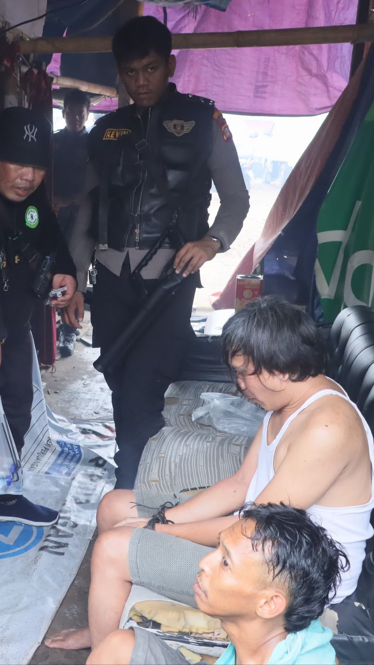 Gerebek Kampung Bahari Jakut, Polisi Amankan Senpi Rakitan dan Granat