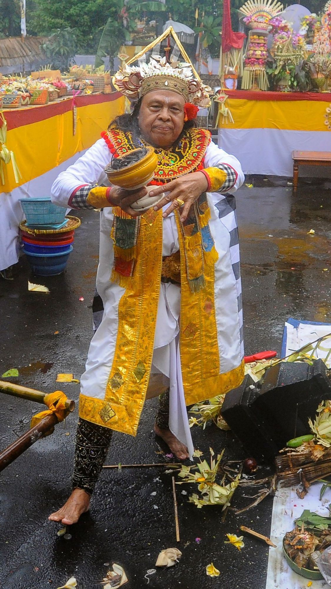 FOTO: Walau Hujan, Prosesi Tawur Agung Kesanga Jelang Hari Raya Nyepi Berlangsung Khidmat di Pura Cinere