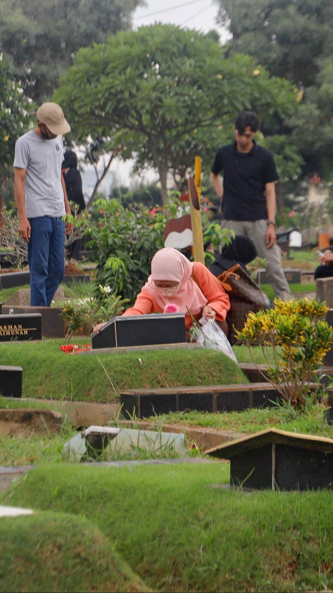 FOTO: Tradisi Ziarah Kubur Jelang Ramadan, TPU Karet Bivak Ramai Didatangi Warga