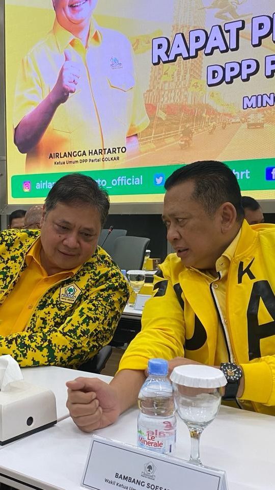 Potret Airlangga Duduk Sebelah Bamsoet saat Rapat di Tengah Isu Munas Golkar