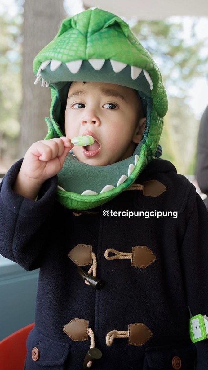 11 Potret OOTD Rayyanza 'Cipung' di Jepang Selalu Modis dengan Barang Branded, Pakai Topi Dinosaurus Gemas Abis