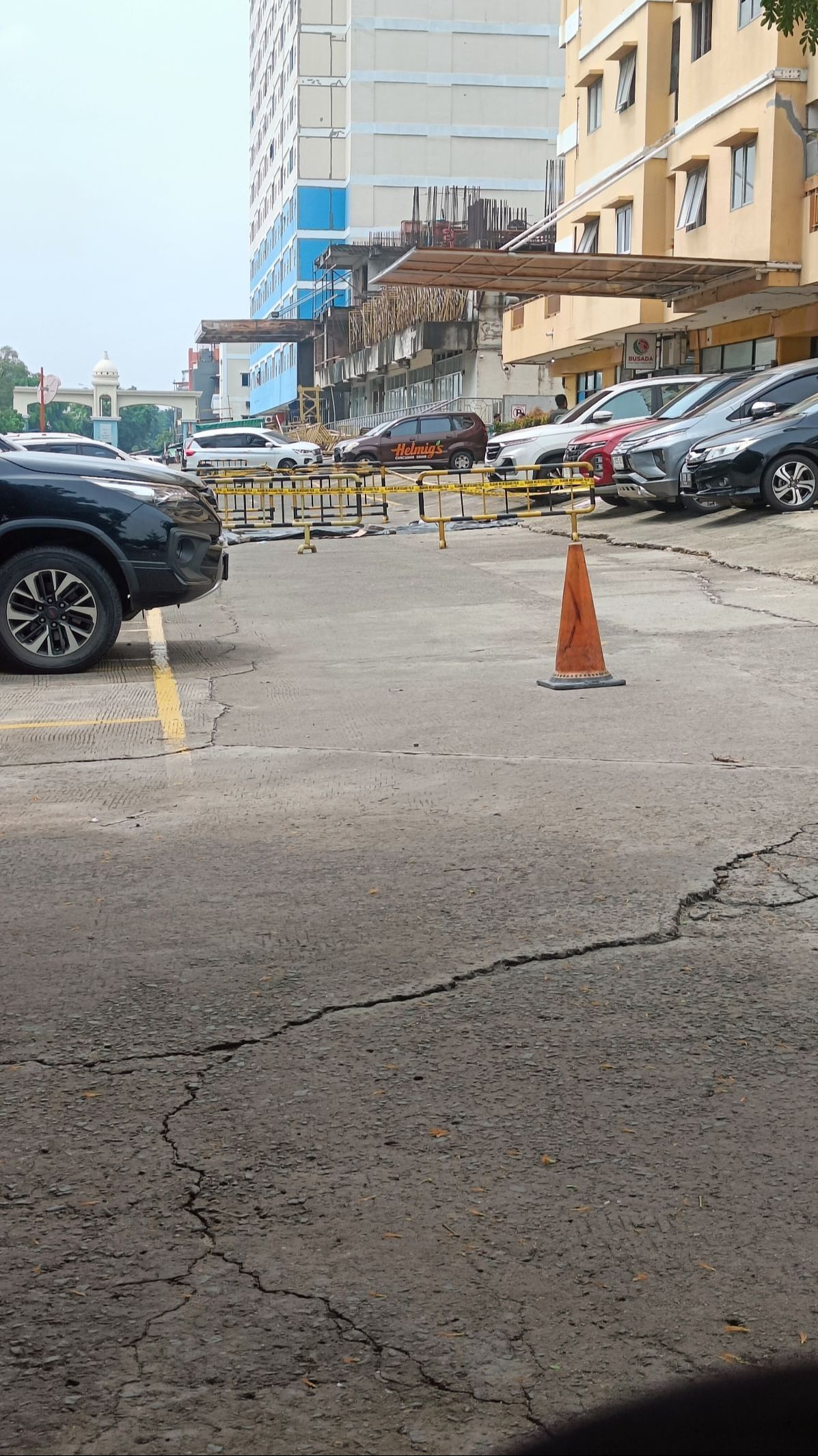 VIDEO: Satu Keluarga Bunuh Diri Lompat dari Lantai 22 Apartemen, Kondisi Tangan Terikat