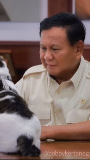 VIDEO: Prabowo Semangati Dua Bocah SD Korban Bully Cari Rongsokan 