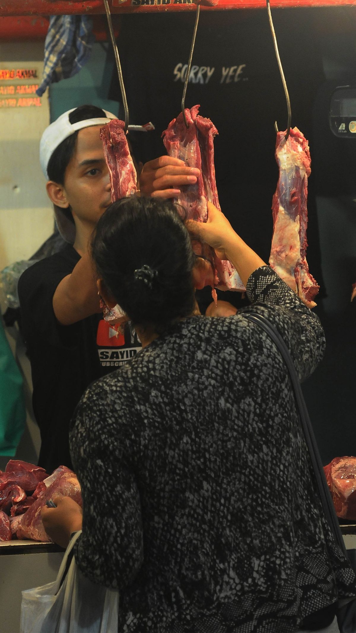 H-1 Jelang Puasa Ramadan, Pedagang Pasar Senen Bingung Harga Daging Sapi Terus Naik