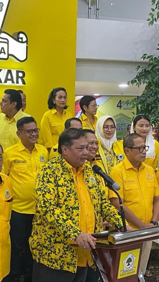 VIDEO: Airlangga Buka-bukaan Kabar Presiden Jokowi Akan Gabung Golkar: Sudah Dekat &  Nyaman