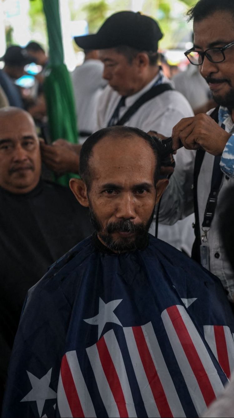 FOTO: Antusiasme Masyarakat Surabaya Ikut Potong Rambut Massal Menyambut Ramadan