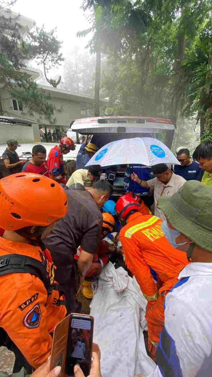 Dua Orang Tertimbun Longsor di Kawasan Wisata Puncak