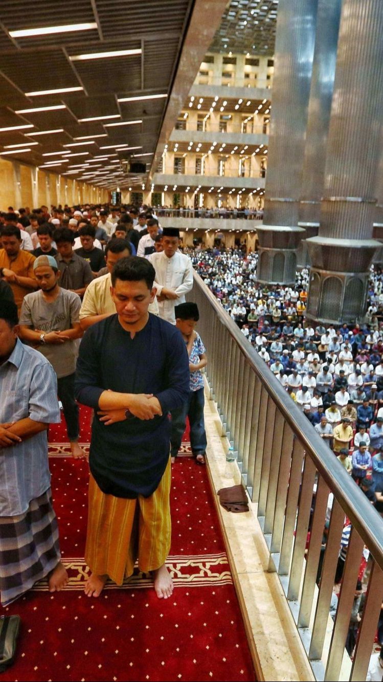 FOTO: Melihat Suasana Salat Tarawih Pertama Bulan Suci Ramadan 1445 H di Masjid Istiqlal, Jemaah dari Luar Jakarta Penuhi Shaf