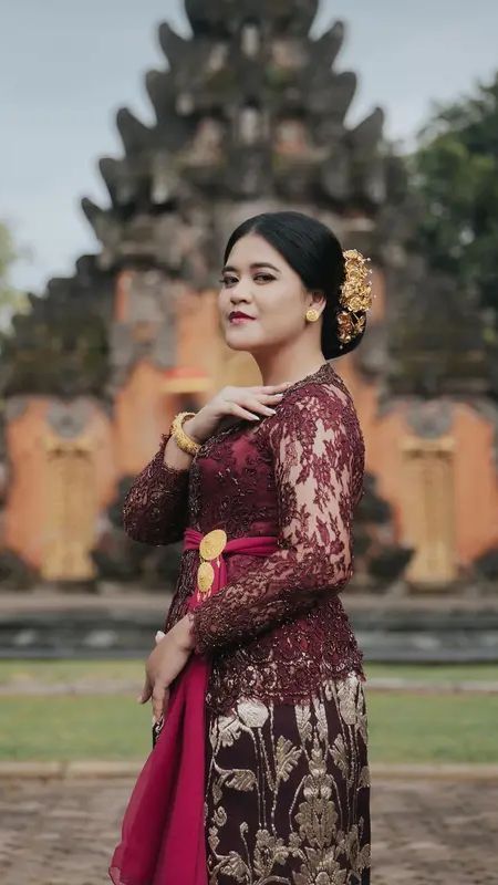 Kahiyang Ayu Memperlihatkan Pesona Anggun dalam Kebaya dan Busana Tradisional