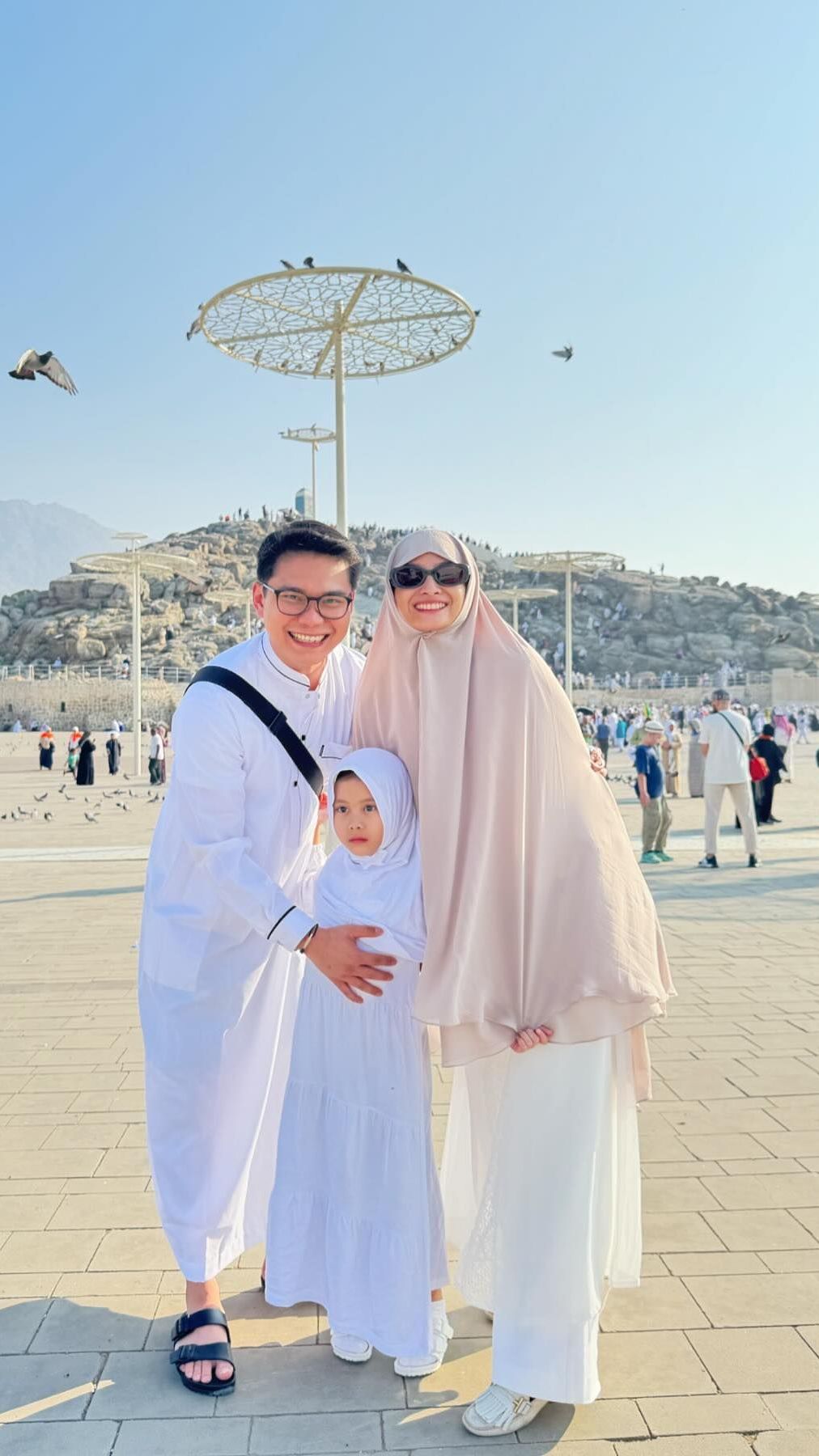 Momen Acha Septriasa Jalani Puasa Ramadan di Tanah Suci Sembari Melaksanakan Ibadah Umrah Bersama Suami dan Anak