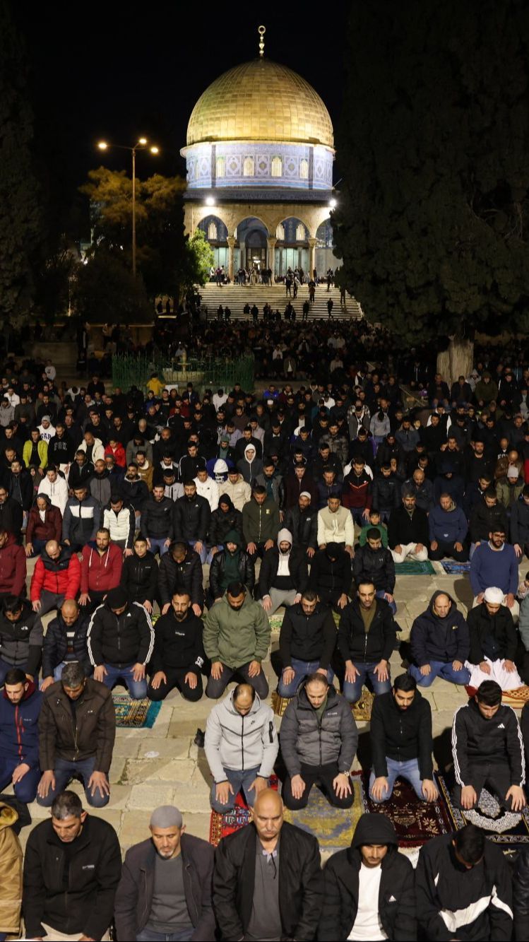 FOTO: Potret 35.000 Warga Palestina Padati Masjid Al-Aqsa untuk Salat Tarawih Ramadan