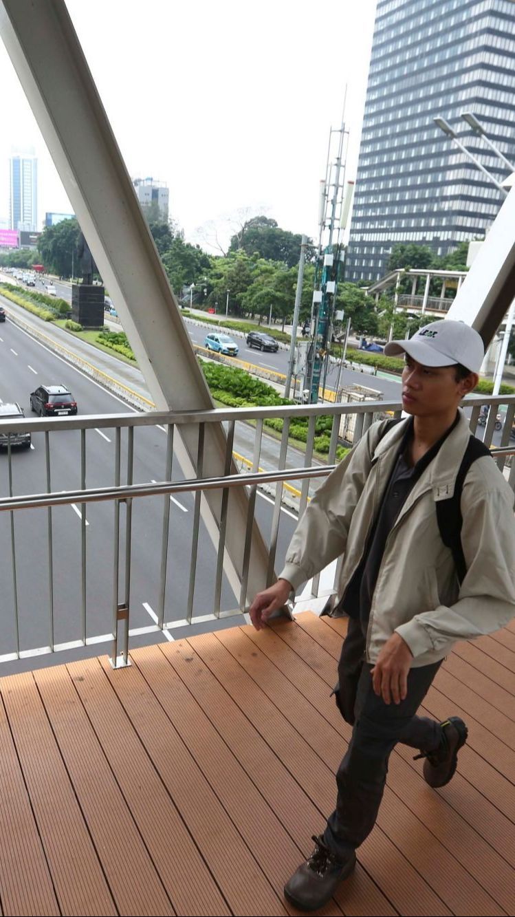 FOTO: Penampakan Kelengangan Jalan Protokol Jakarta di Hari Pertama Puasa Ramadan