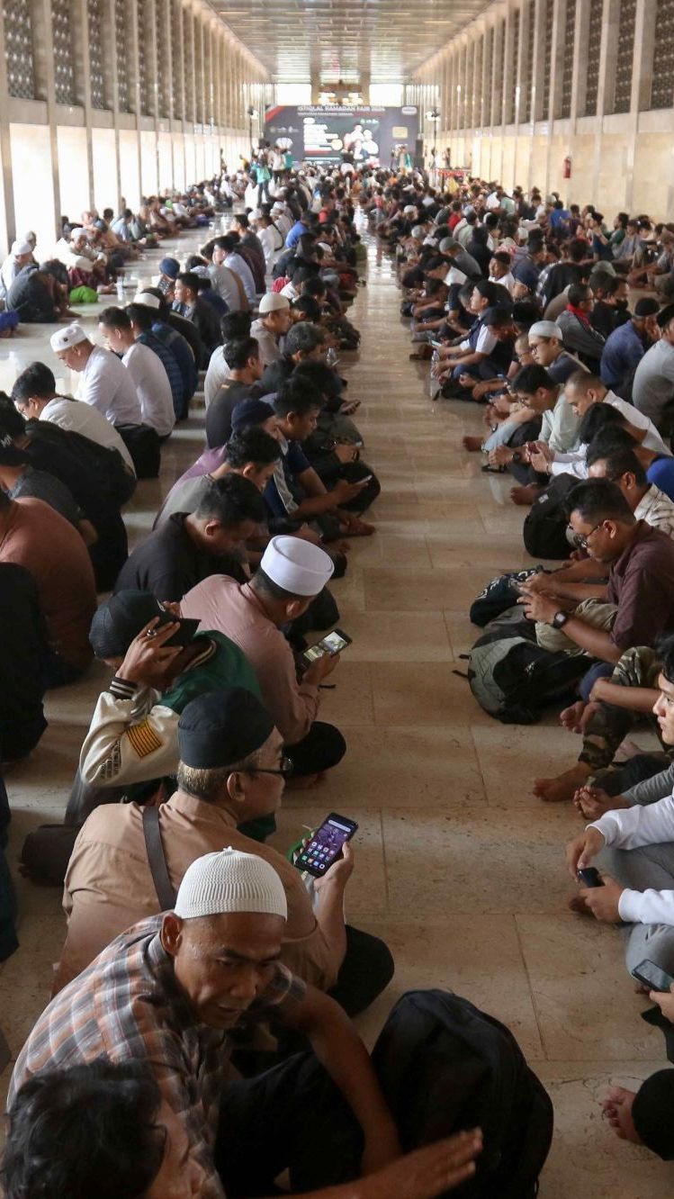 FOTO: Melihat Suasana Nikmat Ratusan Umat Muslim Buka Puasa di Hari Pertama Ramadan di Masjid Istiqlal