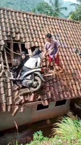 Ini Cerita di Balik Video Viral 2 Perempuan Kendarai Motor ‘Nyasar’ ke Atap Rumah Warga