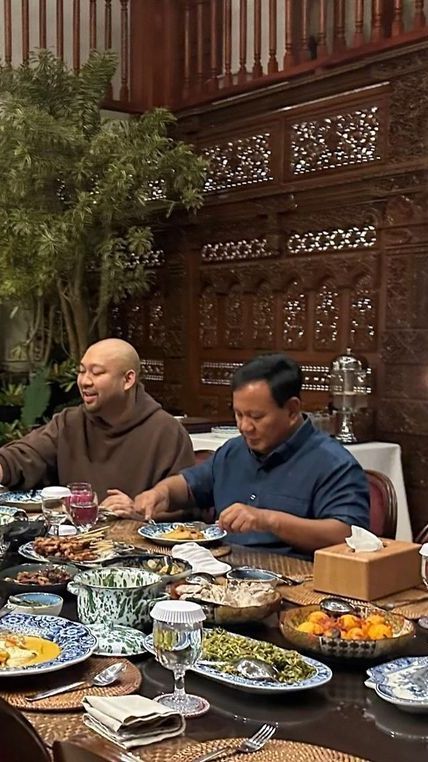 Potret Prabowo Buka Puasa Bersama Titiek Soeharto dan Putranya, Momennya Sweet Banget jadi Sorotan