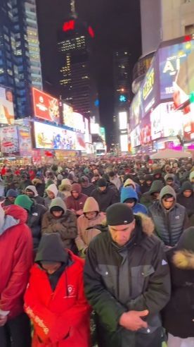 Begini Suasana Salat Tarawih di Times Square New York Dipenuhi Umat Muslim, Bikin Merinding dan jadi Sorotan