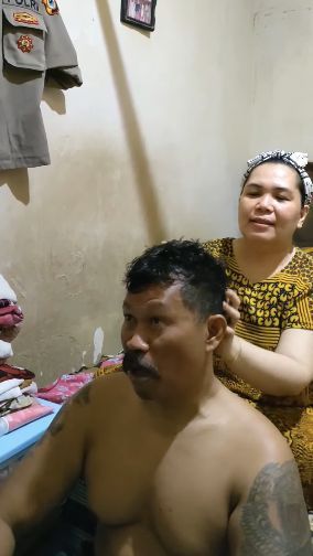 Begitu Nikmat, Usai Tugas Kepala Aiptu Sabarno Dipijit-pijit Oleh Sang Istri 'Seperti Raja Jalaludin’