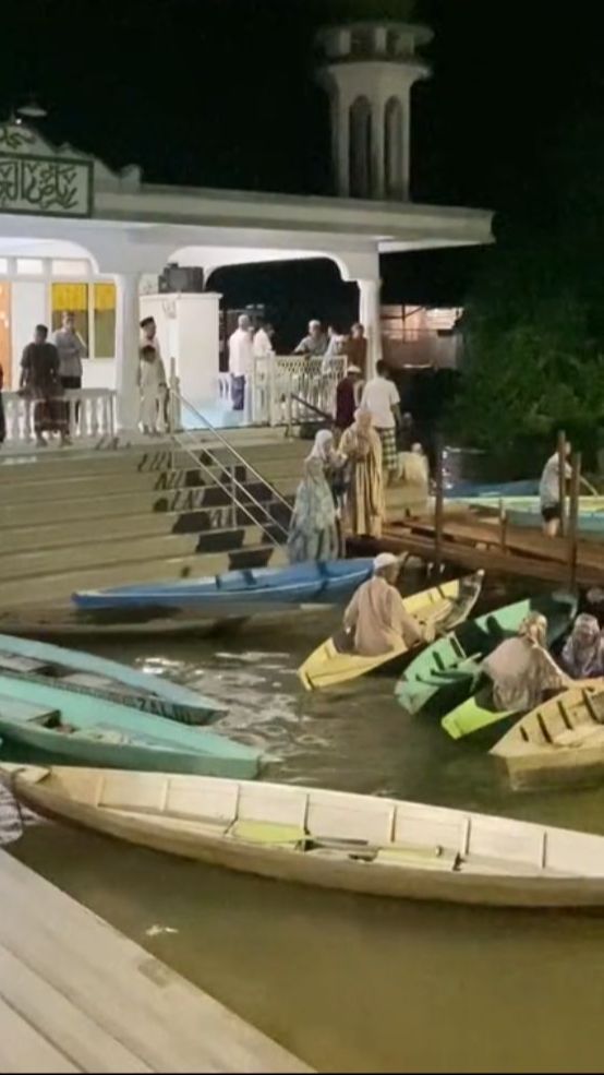 Momen Warga Jambi Tetap Semangat Salat Tarawih Meski Harus Berangkat Naik Perahu Ini Viral, Tuai Pujian