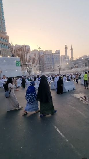 Momen Menjelang Buka Puasa Pertama di Area Masjidil Haram, Jalanan Dipenuhi Jemaah Meski Jauh dari Waktu Berbuka