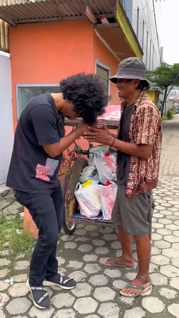 Rawat Anak Yatim Meski Hidup Pas-pasan, Momen Tukang Becak Dapat Bantuan dari Orang Baik Ini Viral