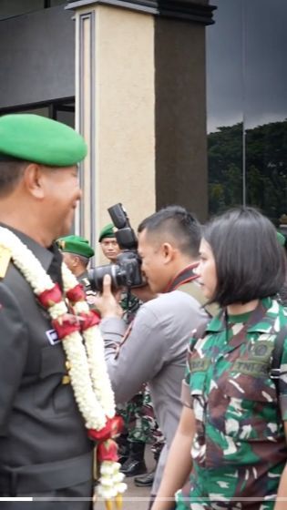 Tangis Ajudan Perempuan Pecah Melepas Letjen TNI, Peluk Erat Istri Jenderal Tak Kuasa Berpisah