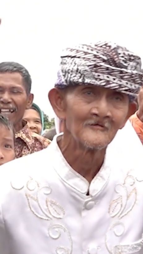 Viral Momen Kakek Berusia Hampir Satu Abad Menikah Lagi, Cinta Bersemi saat Salat Berjemaah