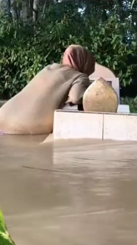 Datangi Makam Ibu yang Terdampak Banjir, Aksi Perempuan Ini Curhat Kesepian Jalani Sahur Sendiri Tuai Haru