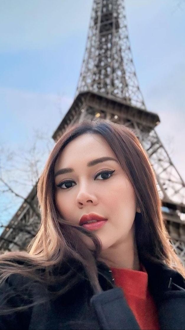 Dipuji Secantik Barbie, Potret Aura Kasih Tampil Modis & Stunning saat Liburan di Paris Jadi Sorotan