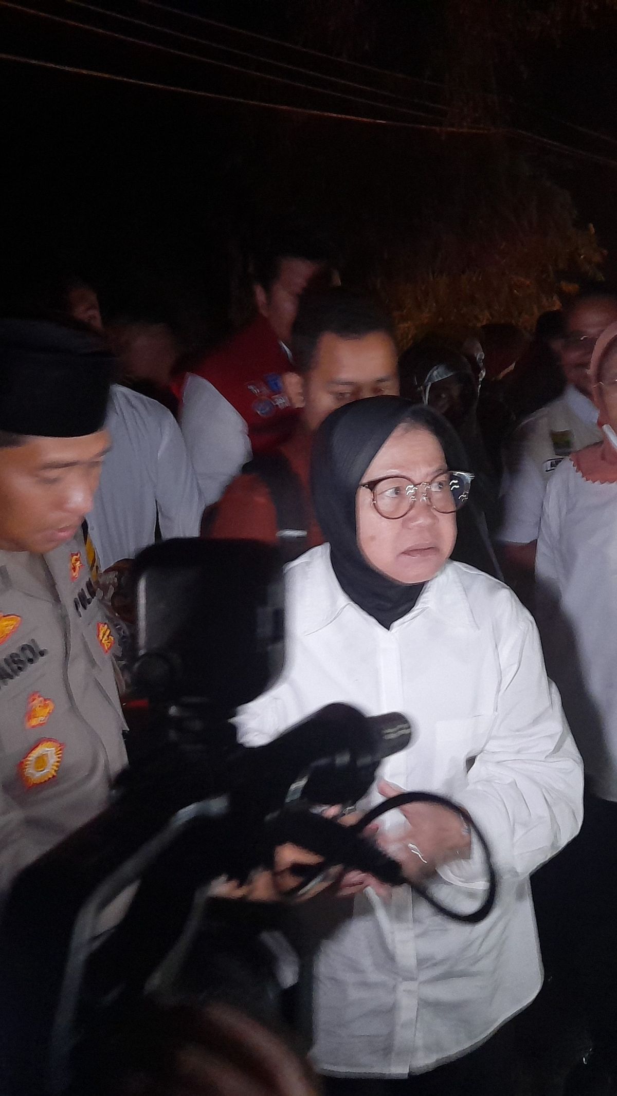 Kunjunggi Lokasi Terdampak Bencana di Sumbar, Mensos Tawarkan Kerja kepada Korban