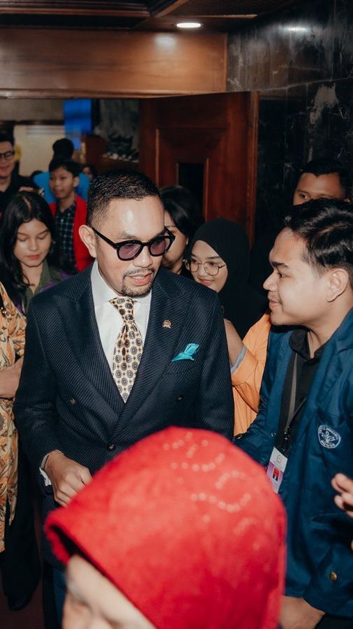 Di Depan Ratusan Mahasiswa, Sahroni Cerita Peran Medsos untuk Anggota Dewan