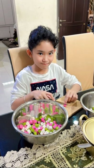 Belajar Masak Sejak Kecil, ini Momen Bilqis saat Membuat Kolak Kesukaan Sang Bunda Ayu Ting Ting untuk Buka Puasa