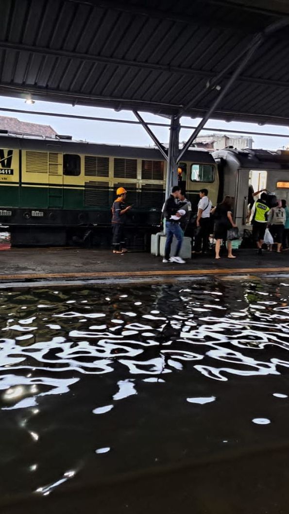 Semarang Banjir, Sejumlah Kereta Api ke Surabaya Alami Keterlambatan