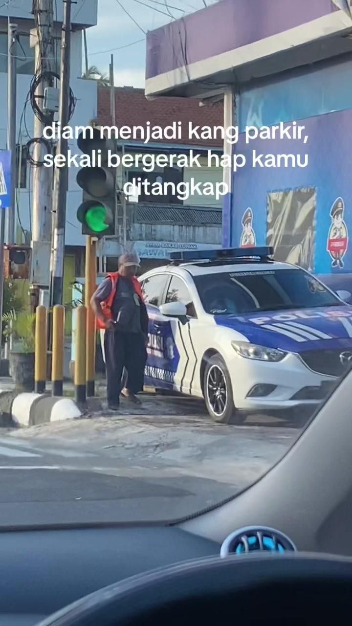 Diduga Penyamaran Polisi Sebagai Tukang Parkir Terekam Warganet