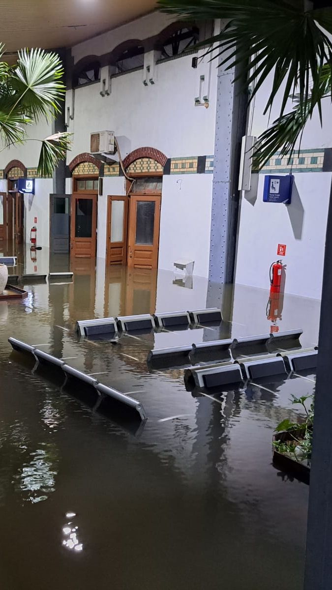 FOTO: Penampakan Banjir Lumpuhkan Stasiun Tawang dan Rendam Kawasan Kota Lama Semarang